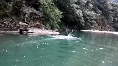 男子高速行驶遇障碍物，认为早晚会出事下车搬离